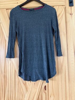 Women’s Scoop-Neck Long Sleeve Tee in Charcoal